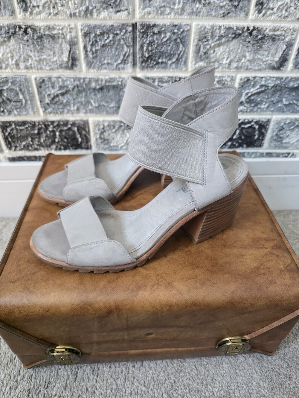 Sorel Women's Light Gray Leather Block Heel Strappy Sandals Size 9.5